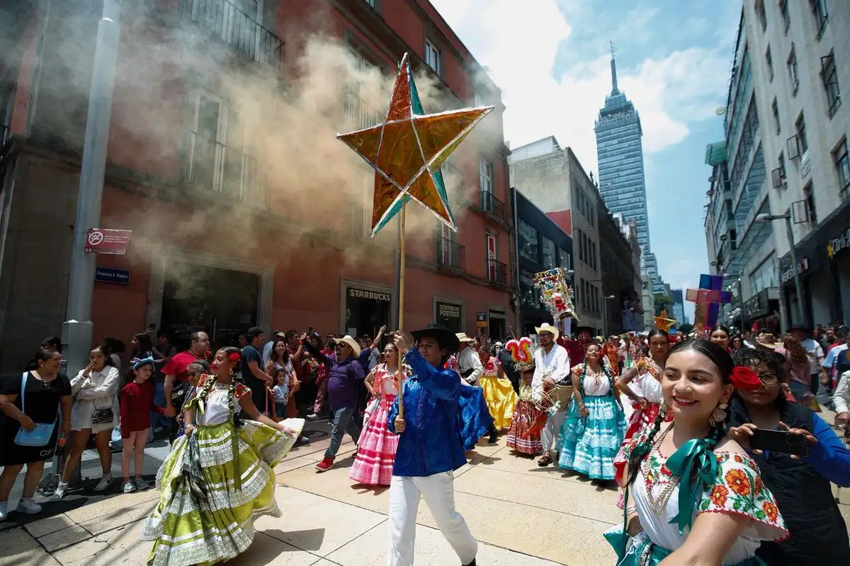 Orquestas de Oaxaca se presentan en el Zócalo de la CDMX durante la Fiesta de las Culturas Indígenas, Pueblos y Barrios Originarios 2025.
