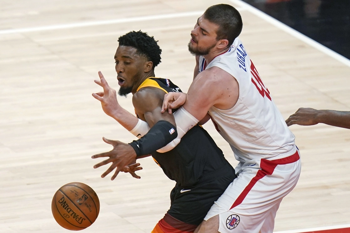 Ivica Zubac (40) de los Clippers disputa un balón al astro de  Utah Jazz, Donovan Mitchell, en partido de 'playoff' de la Conferencia Oeste de la NBA, el 8 de junio de 2021, en Salt Lake City. Foto Ap