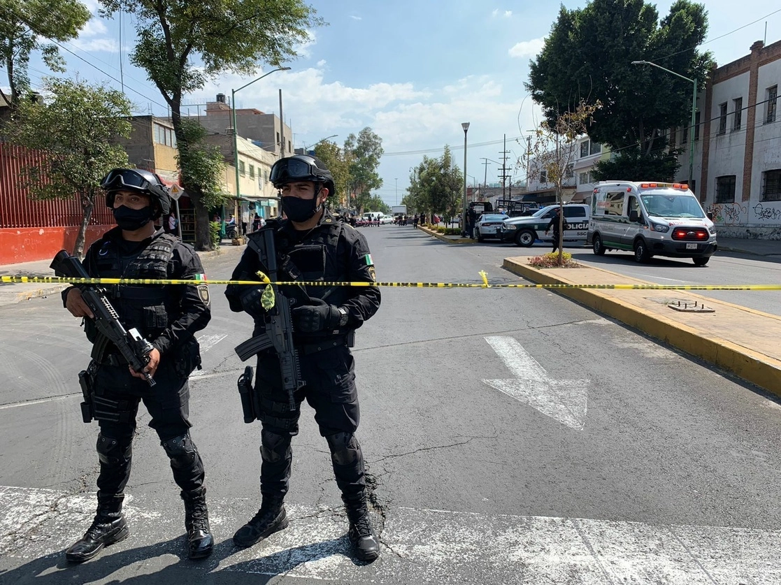 Policías de la Secretaría de Seguridad Ciudadana detuvieron al hombre que disparó. Foto Alfredo Domínguez / Archivo