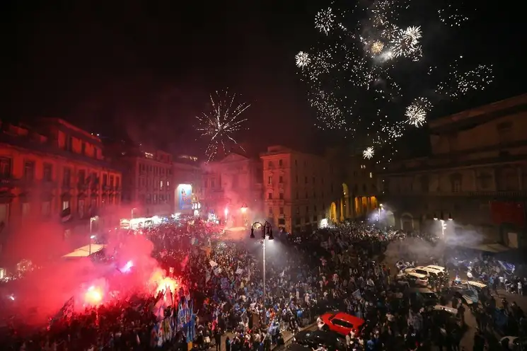 Miles de seguidores del club napolitano se dieron cita en el centro de la ciudad para celebrar la conquista de su tercer título de Serie A. Foto Afp.
