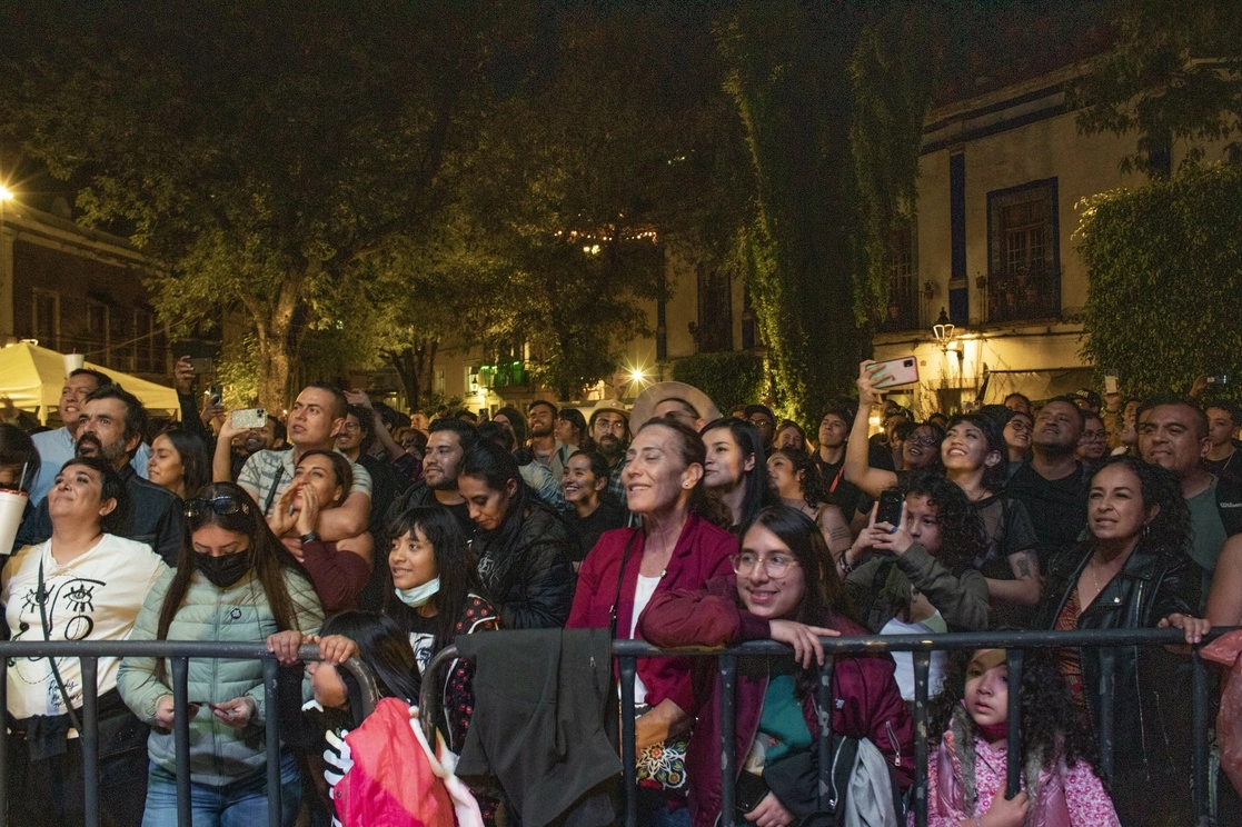 Ópera, danzón, rumba y K-pop encantaron y desvelaron a miles de asistentes al festival de Guanajuato, para quienes la gran fiesta es poder abrazar al de junto tras sobrevivir al covid. Foto La Jornada