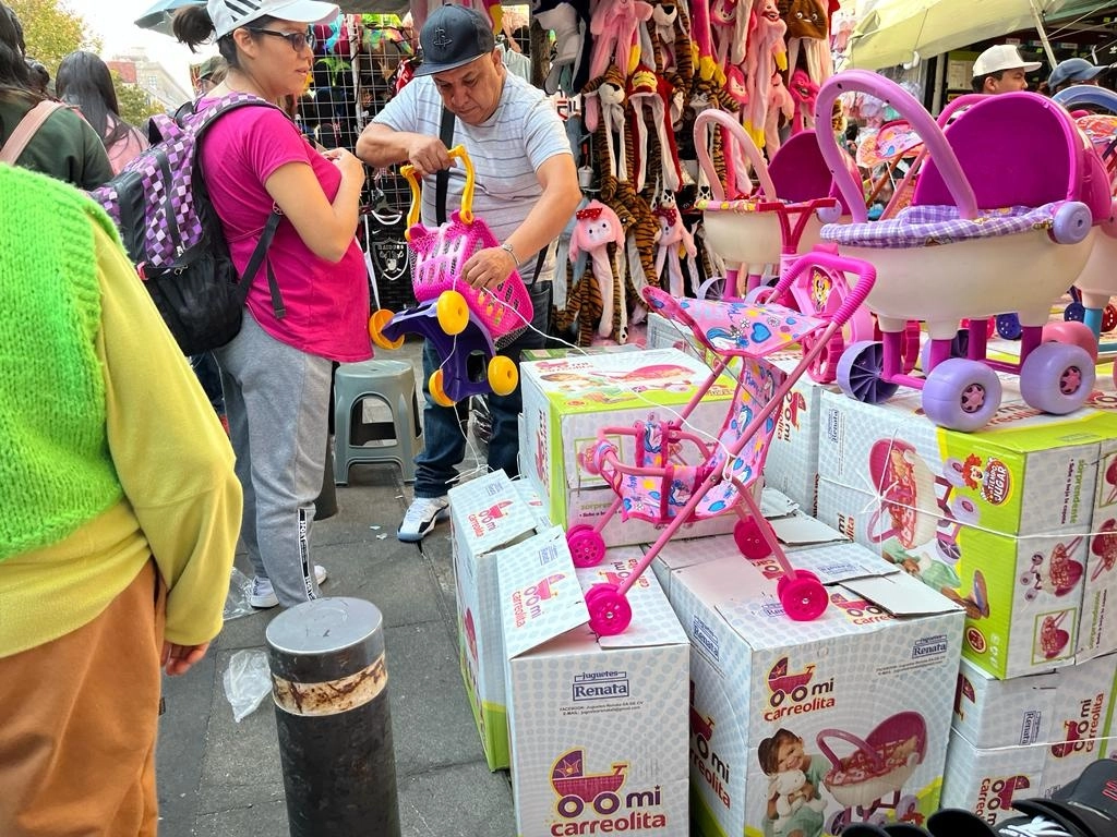 Venta de juguetes en calles del Centro Histórico, en la Ciudad de México, el 20 de diciembre de 2022. Foto María Luisa Severiano