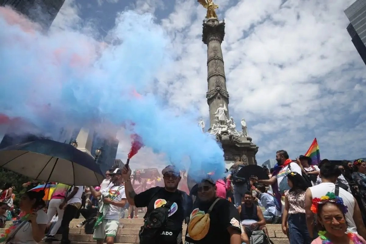 Integrantes de la comunidad LGBT+ acuden a la marcha del orgullo en CDMX. Foto 