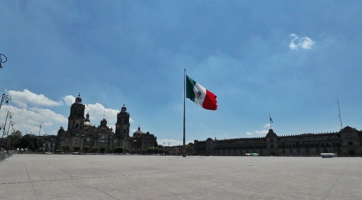 El Zócalo de la Ciudad de México, vacío bajo las reglas del semáforo naranja en la pandemia de covid-19. Imagen del 12 de julio de 2020. Foto Marco Peláez