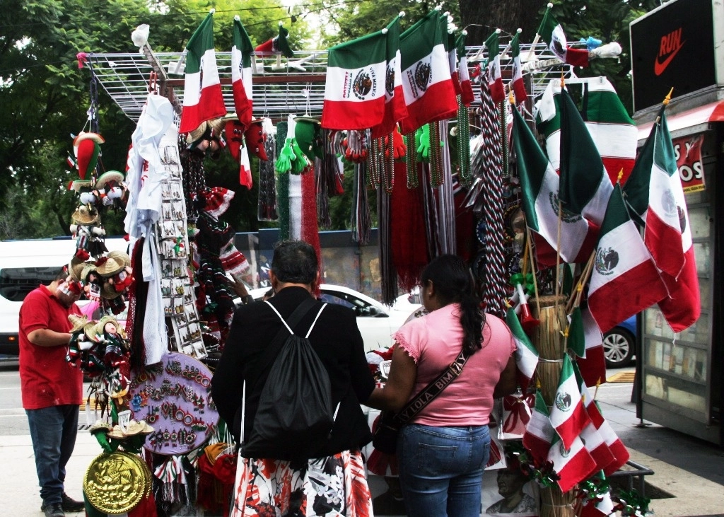 Se prevé que la derrama económica por las fiestas patrias en CDMX sea un 18.8 por ciento mayor a la registrada en 2023. Foto Roberto García Rivas / Archivo