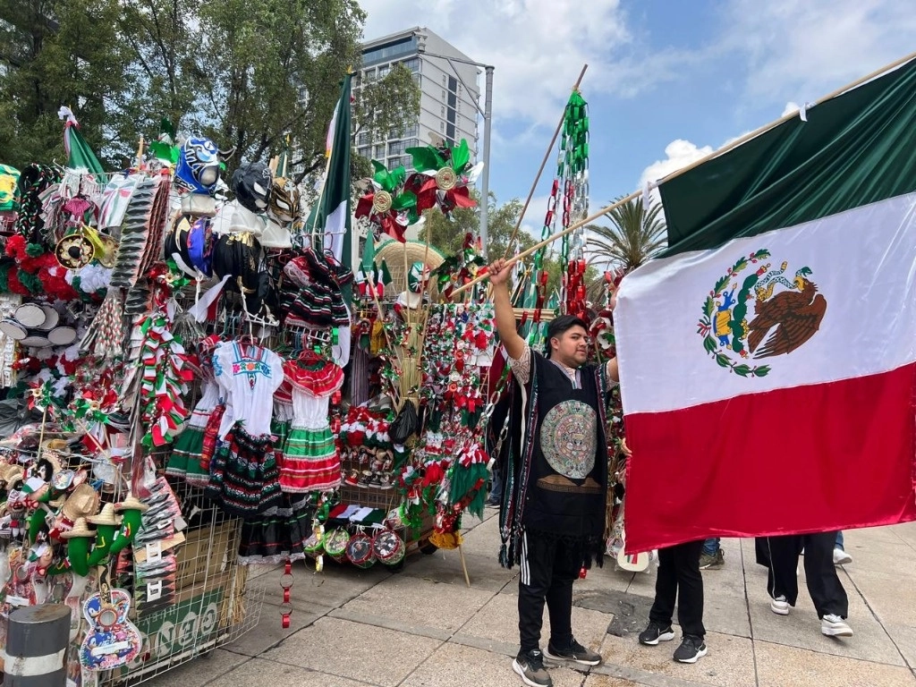 Esta semana inició la venta de banderas y adornos patrios en el Monumento a la Revolución, en la Ciudad de México. Foto María Luisa Severiano / archivo


