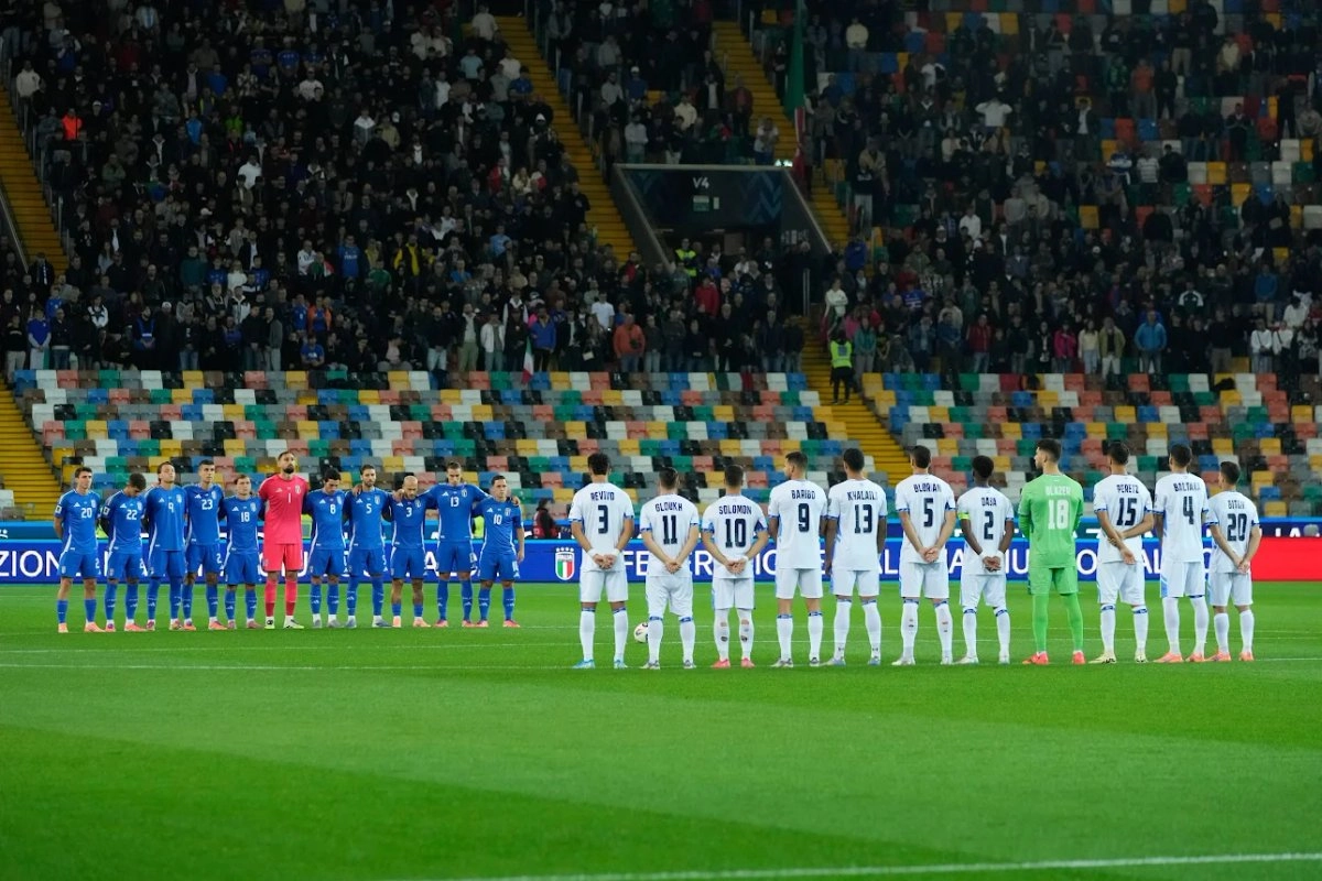 Mientras la selección de Israel (de blanco) era abucheada en cada partido de su clasificatorio al Mundial 2026, del cual ya quedó fuera, en las calles y en las afueras de diversos estadios y centros deportivos se incrementan las protestas para exigir que ese país sea expulsado de todas las competencias. 
