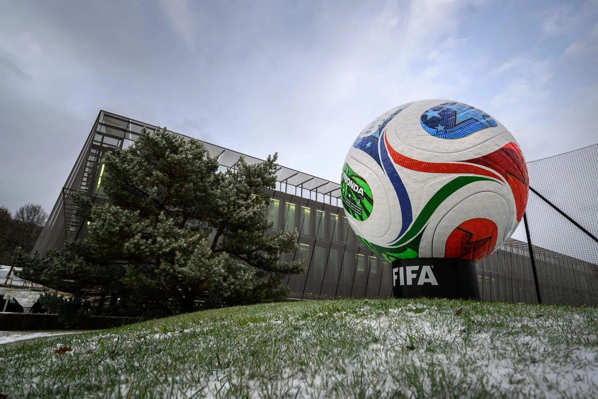 Réplica de Trionda, el balón oficial del Mundial 2026, frente a la sede de la FIFA en Zúrich, el 20 de noviembre de 2025. Foto 