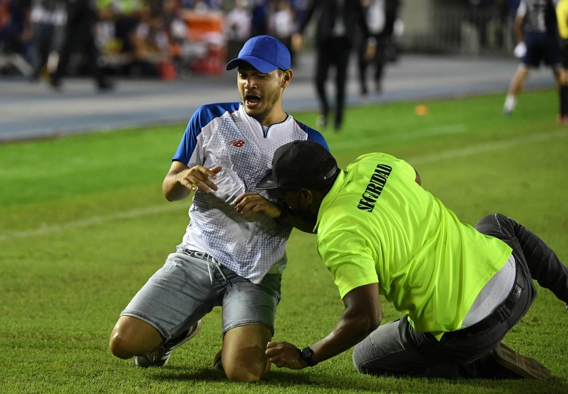 Un aficionado ingreso a la cancha del estadio Rommel Fernandez, durante el juego de eliminatoria mundialista de la Concacaf entre Panamá y EU. Foto Afp 