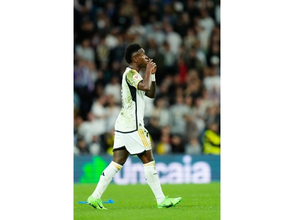 El brasileño Vinicius Júnior se ha convertido en el estandarte de la lucha contra el flagelo en el futbol, tras recibir en repetidas ocasiones insultos por parte de la aficionados en la liga española. Foto Ap




