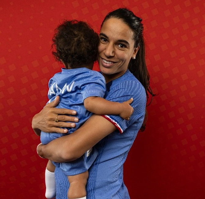 La FIFA ampliará las medidas que permiten conciliar maternidad y futbol a entrenadoras y madres no biológicas, impulsando además el contacto familiar durante los grandes torneos. Imagen tomada de @fifacom_es