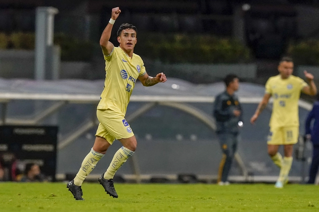 El futbolista Alejandro Zendejas podrá seguir alineando con la selección de futbol de EU. Foto Ap / Archivo  