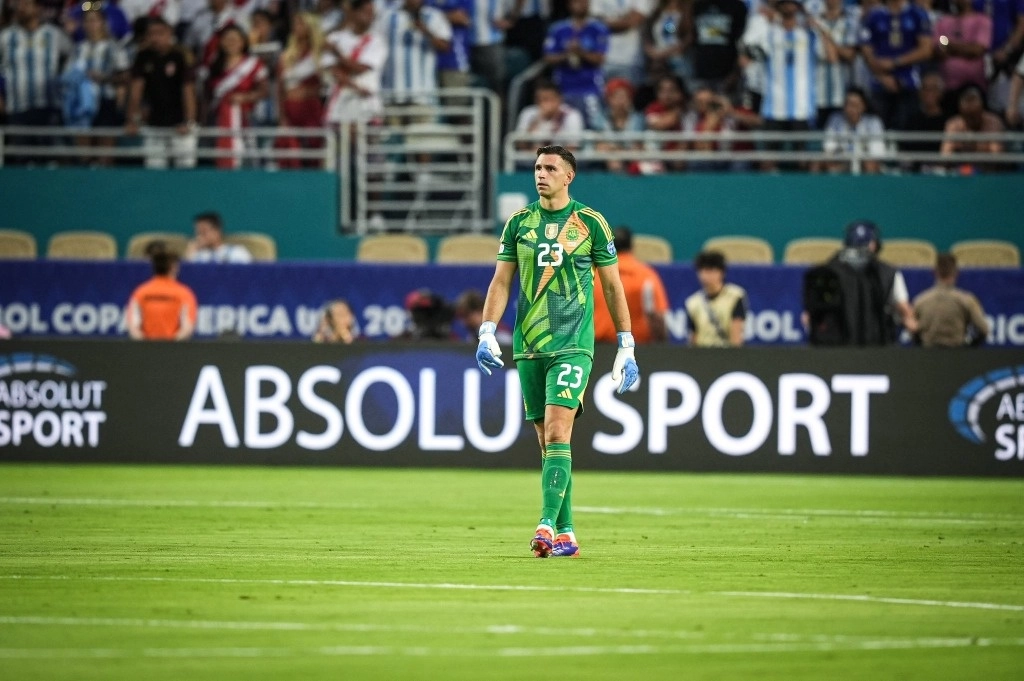 La federación indicó además que los hechos por los cuales fue suspendido el guardametas del Aston Villa de Inglaterra sucedieron en los partidos ante Chile y Colombia, disputados semanas atrás. Foto @emimartinezz1 