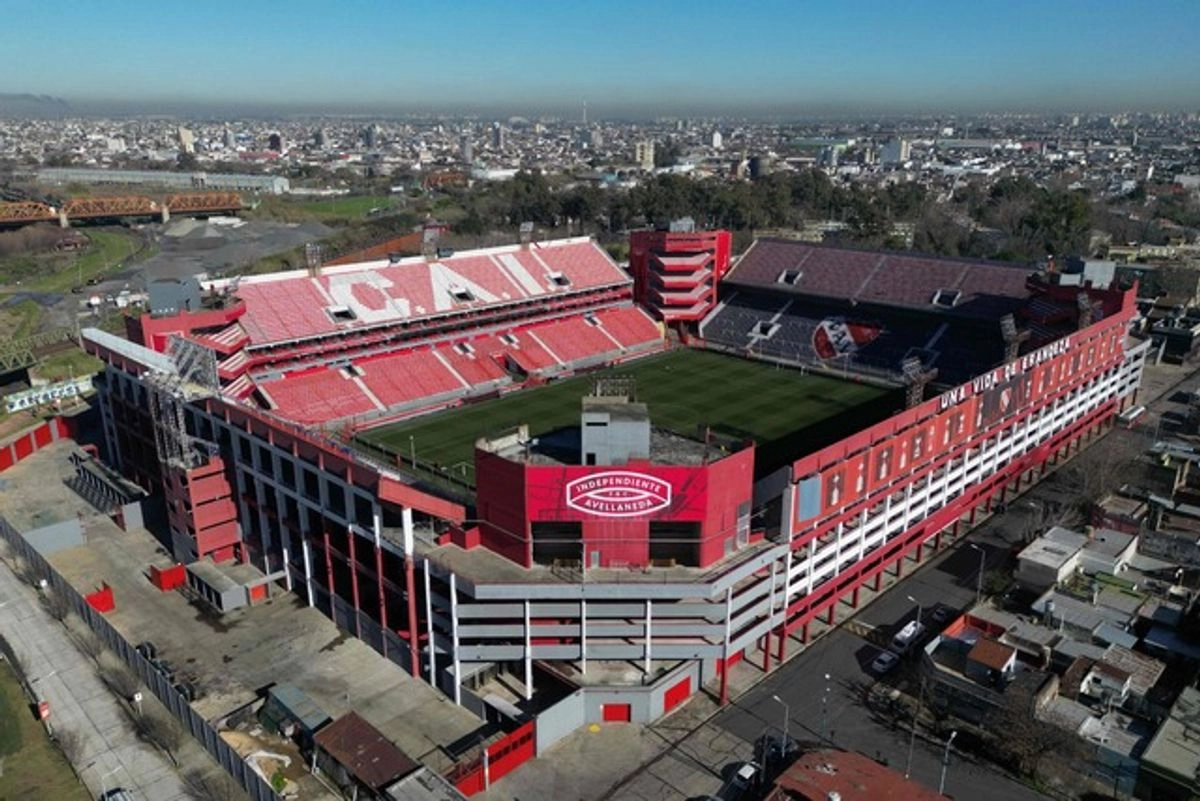 Vista aérea del estadio Libertadores de América un día después de la interrupción del partido de vuelta de los octavos de final de la Copa Sudamericana. Foto 