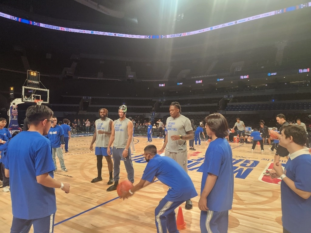 Los jugadores convivieron con niños de la Academia Jr. NBA. Foto Erendira Palma 