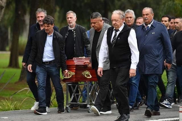 Personalidades del futbol argentino dieron el último adiós al entrenador César Luis Menotti. Foto Afp