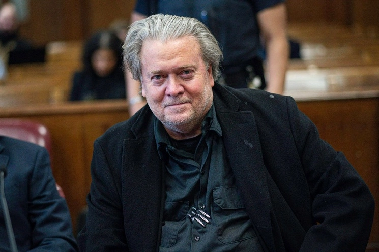Steve Bannon, el estratega conservador y antiguo aliado de Donald Trump, será juzgado en mayo del año próximo por cargos de engañar a donantes que dieron dinero para construir un muro a lo largo de la frontera de EU con México. Foto Ap / Archivo