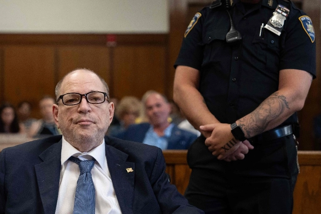 El ex productor de cine Harvey Weinstein comparece ante el Tribunal Penal de Manhattan para una audiencia previa al juicio, luego de que se revocara su condena por delitos sexuales, en la ciudad de Nueva York, el 19 de julio de 2024. Foto Afp