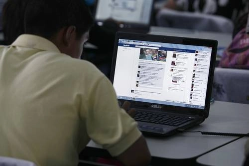 Un jóven usa un servicio de internet en la CDMX. Foto Cristina Rodríguez 
