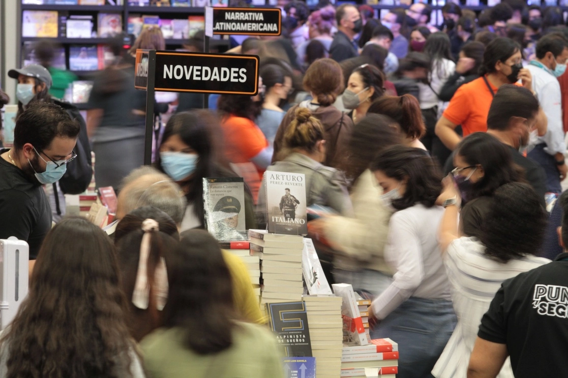 Asistentes a la edición 35 de la Feria Internacional del Libro de Guadalajara, en la que Perú es el país invitado de honor, recorren los pasillos con los stands de las editoriales que participan. Foto Arturo Campos Cedillo