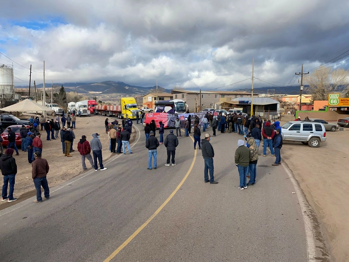 El bloqueo carretero de mineros de la sección 65 en la vía federal México 2 ha provocado una fila de automóviles y tractocamiones de más de cien kilómetros. Algunos tienen más de 24 horas esperando pasar en el tramo de Ímuris. Foto Cristina Gómez