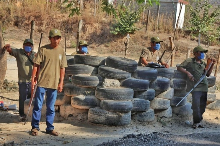 Policía comunitaria controla el acceso a las comunidades en La Montaña de Guerrero. Foto cortesía del Centro Tlachinollan / Archivo