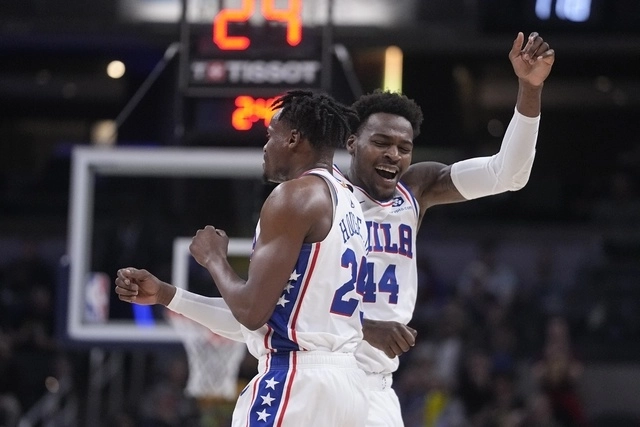 Jugadores de los 76ers festejan al término del juego. Foto Ap