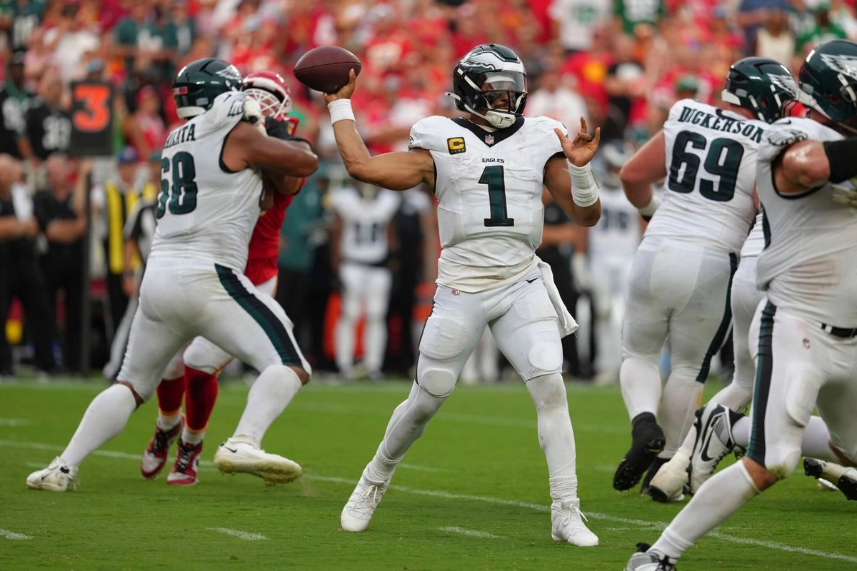 Hurts lanzó 101 yardas y Barkley acarreó 88, pero la defensa de las Águilas (2-0) dio un paso al frente, llevándolos a su séptima victoria consecutiva y la 17 en 18 partidos. 