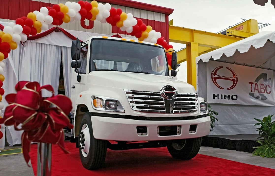 Hino Motors, un fabricante de camiones que forma parte de Toyota grupo, falsificó sistemáticamente datos de emisiones que se remontan a 2003, según una investigación especial divulgada este martes. Foto Ap
