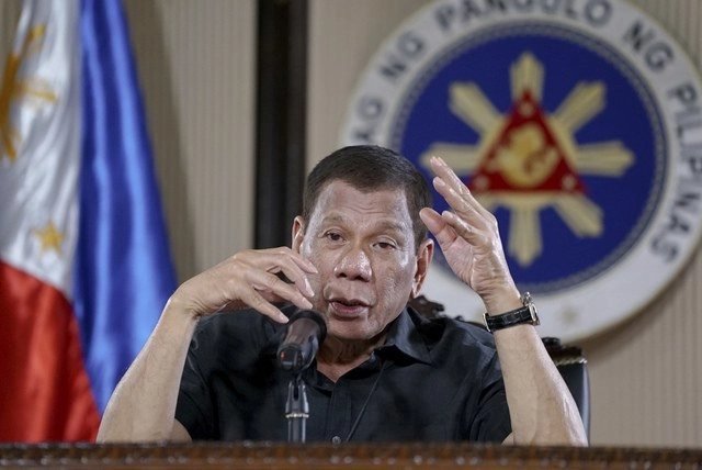 El presidente de Filipinas, Rodrigo Duterte, ordenó a la policía, el ejército y las autoridades locales "disparar a matar si hay problemas o surge la situación de que la gente pelea y sus vidas están en peligro". Foto Ap 