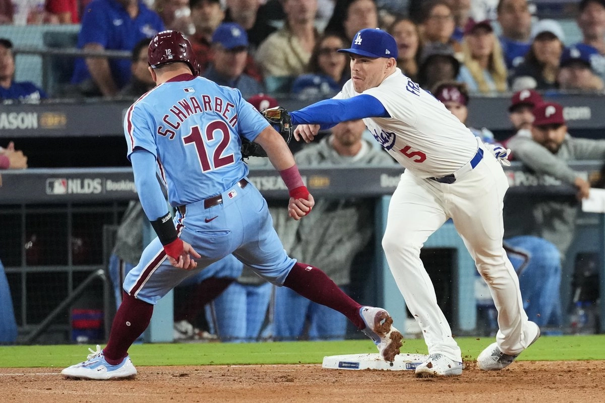 El estadunidense Kyle Schwarber (12) brilló con dos jonrones y lideró a su equipo a una contundente victoria 8-2 en el tercer juego de la serie, que se disputó en el Dodger Stadium. Foto