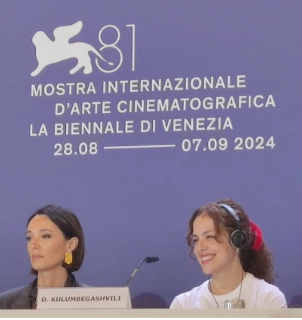  SLa cineasta de Georgia Dea Kulumbegashvili’s a la derecha y la protagonista de April  Ia Sukhitashvili en la presentación a la prensa. Foto Alia Lira Hartmann