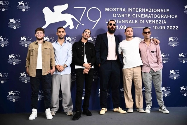 Con el tono y la fuerza del padre -- el legendario cineasta político griego Costa-Gavras --, Romain Gavras, de 41 años, describe con un ritmo intenso la espiral de violencia imparable. Foto Afp