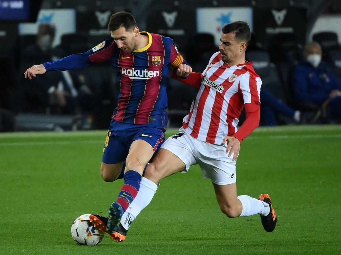 Lionel Messi coronó ayer con gol de tiro libre el triunfo del Barcelona 2-1 frente al Athletic Bilbao. Foto Afp