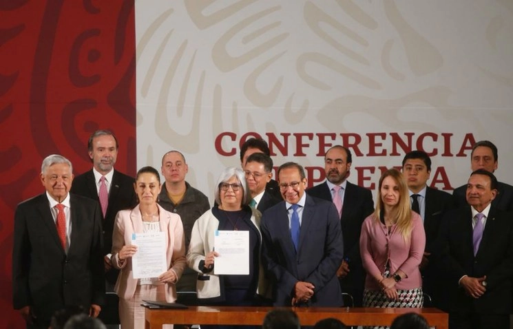 En la firma del padrón de confianza ciudadana, el presidente Andrés López Obrador con funcionarios públicos y líderes empresariales, durante la conferencia matutina del 26 de febrero de 2020. Foto Guillermo Sologuren