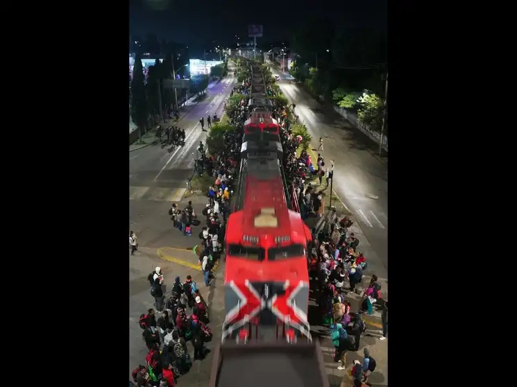Pese a acciones disuasivas para que “no arriesguen su vida”, extranjeros intentan abordar trenes en varios puntos de México. La imagen en Guanajuato. Foto Ap
