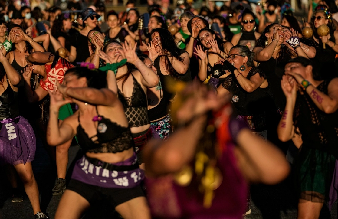 En marcha en Santiago de Chile, durante la conmemoración del Día Internacional de la Eliminación de la Violencia contra las Mujeres, agrupaciones realizaron ayer un performance. Las movilizaciones ocurrieron en varios países de América Latina y Europa. Foto Ap