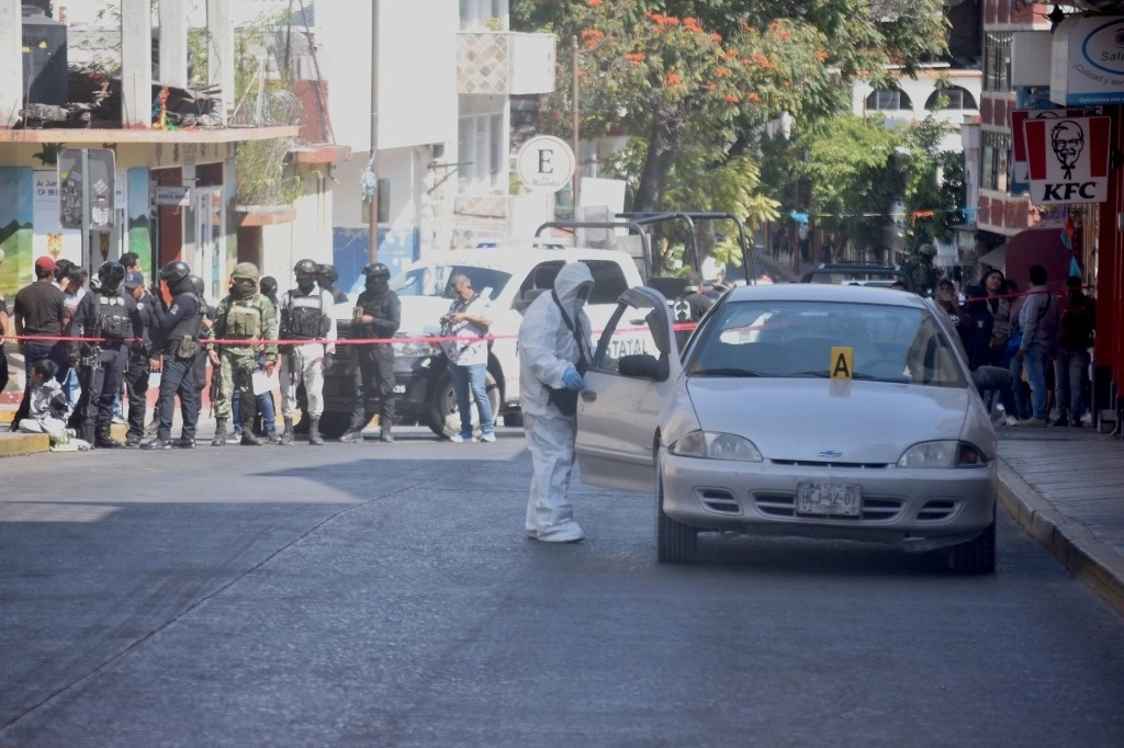 Policías investigan en la zona de un homicidio en Guerrero. Foto Cuartoscuro