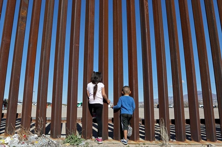 Dos menores observan la valla fronteriza en Ciudad Juárez, Chihuahua en imagen de archivo.  Foto Afp
