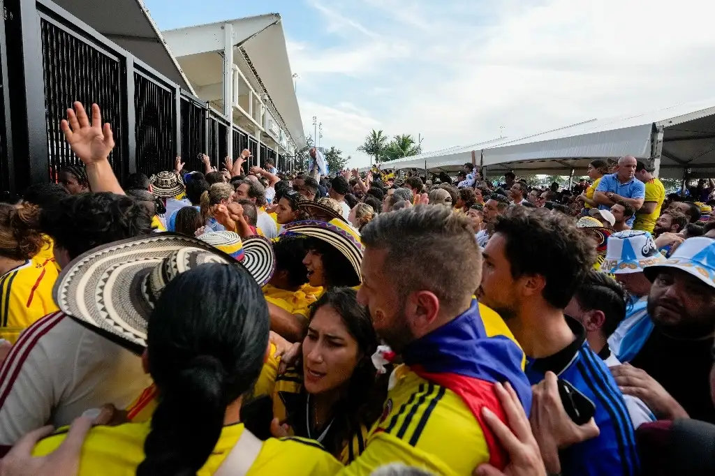 Fanáticos de Colombia se amontonan en los portones de entrada del Estadio en Miami Gardens. Foto Ap 