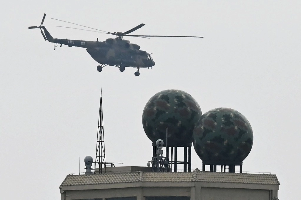 Un helicóptero chino sobrevuela una base militar en la isla de Pingtan el viernes pasado. Foto Afp 