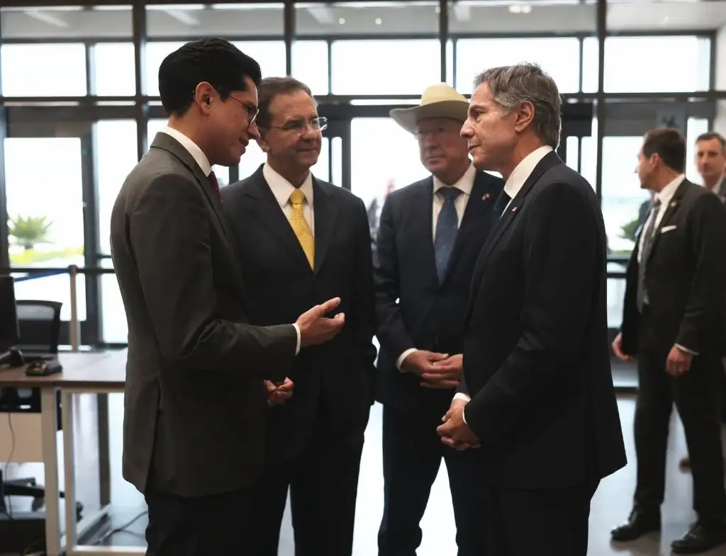 Antony Blinken, secretario de Estado estadunidense, conversa con Estaban Moctezuma, embajador de México en EU, asu llegada al AIFA para participar en reuniones con la canciller Alicia Bárcena. Foto tomada de X @SRE_mx.