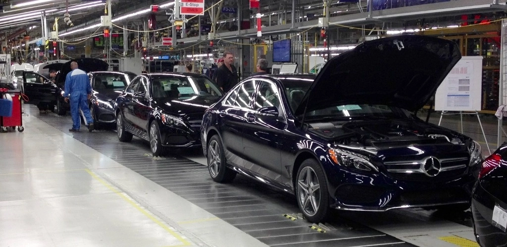 El rediseñado sedán Mercedes-Benz Clase C llega a su etapa de ensamblaje final en la planta del fabricante de automóviles, el 5 de septiembre de 2014, en Vance, Alabama. Foto Ap