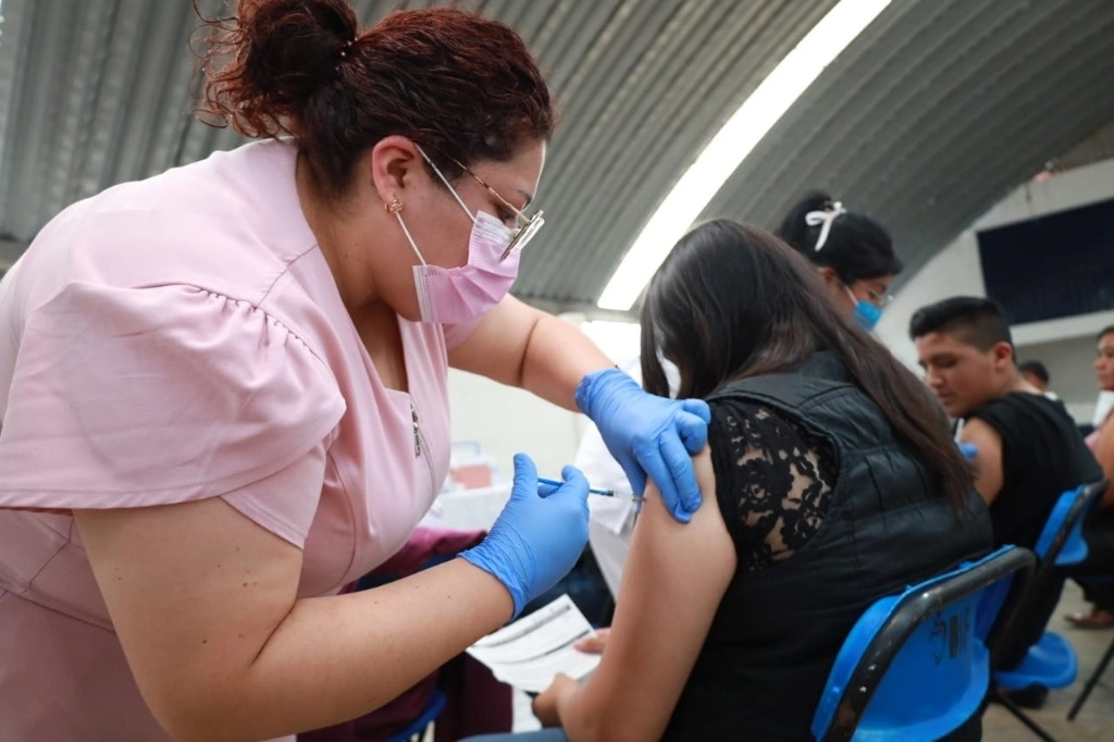 En seis sedes de Huixquilucan, Edomex, se aplicaron las vacunas anticovid de Pfizer. Foto ‘La Jornada’ 