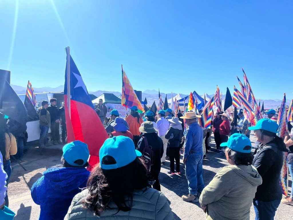 El Consejo de Pueblos Atacameños dijo en una declaración divulgada en la red social X el viernes por la noche que los manifestantes pondrían fin a la ocupación después de que el ministerio de Minería prometiera que Boric acudiría a la región. Foto tomada de X @CP_Atacamenos.