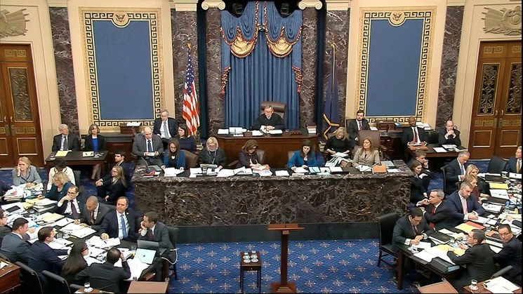 El demócrata Adam Schiff (al centro, en primer plano), jefe de los diputados-fiscales designados por la Cámara de Representantes para presentar los cargos contra Donald Trump en el juicio político, respondió ayer preguntas de los senadores. Foto Afp/Televisión del Senado de EU