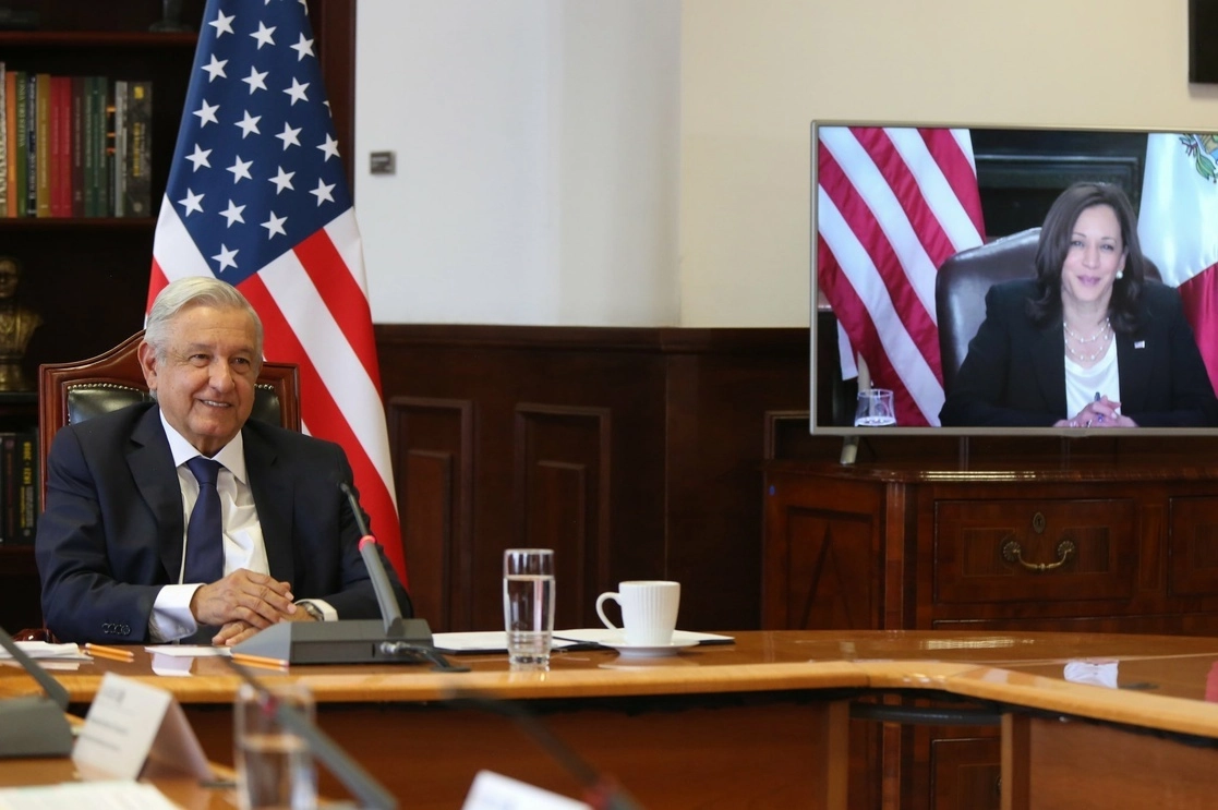 Durante la videollamada entre el presidente López Obrador y la vicepresidenta de Estados Unidos, Kamala Harris, el pasado 7 de mayo. Foto tomada del Twitter de @GobiernoMX 