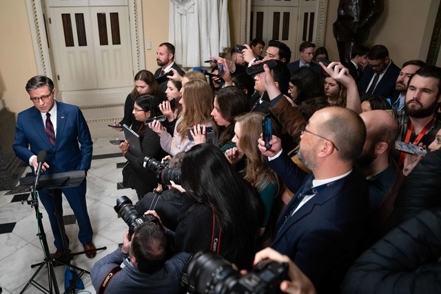 Por 174 votos a favor y 235 en contra, la Cámara de Representantes rechazó el paquete de gastos, que fue elaborado apresuradamente por los líderes republicanos. Foto Afp