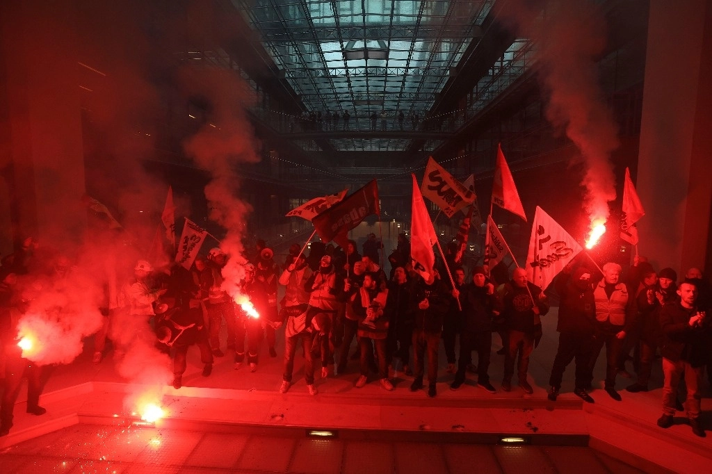 "Aquí hay dinero suficiente para financiar nuestras pensiones", gritaba un manifestante en el edificio de la empresa estadunidense que mueve miles de millones de euros de los capitales para el retiro de ciudadanos de todo el mundo. Foto Ap