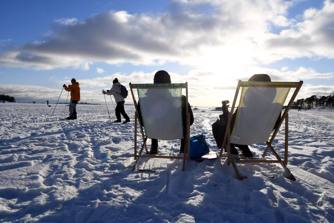 Finlandia fue elegido por cuarto año consecutivo el "país más feliz del mundo", por delante de Dinamarca, Suiza e Islandia, en una clasificación mundial del bienestar que se ha visto afectado por la pandemia. La imagen, en Helsinki. Foto Lehtikuva vía Ap / Archivo